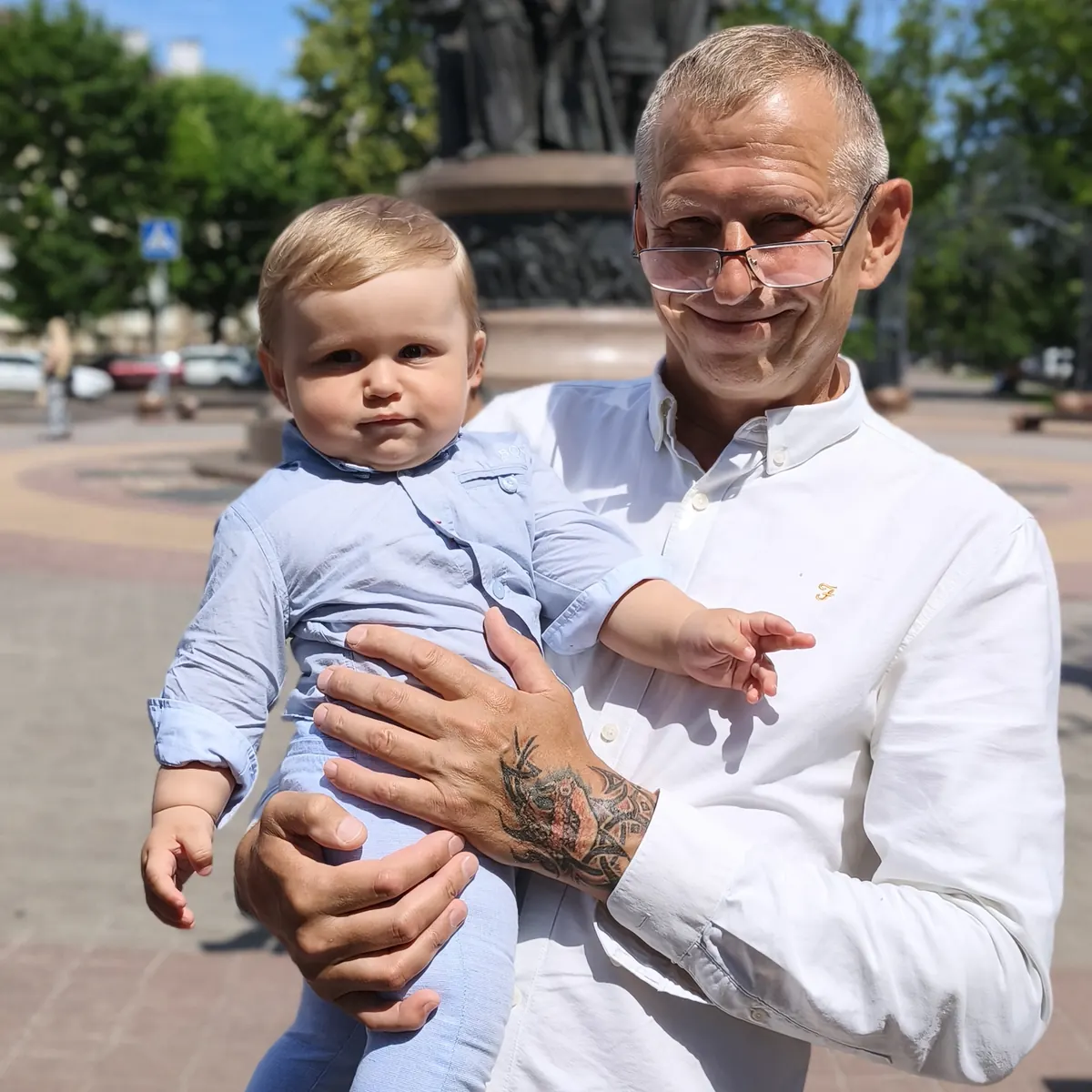Дмитрий держит на руках сына Данилу
